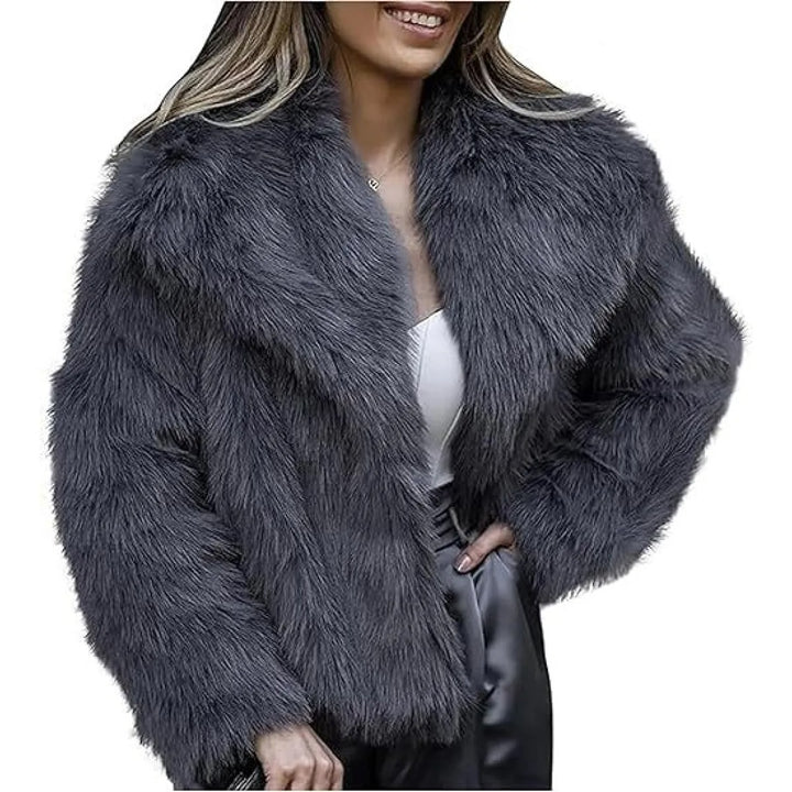Kurzer Damen-Mantel in Felloptik – Breite moderne Revers