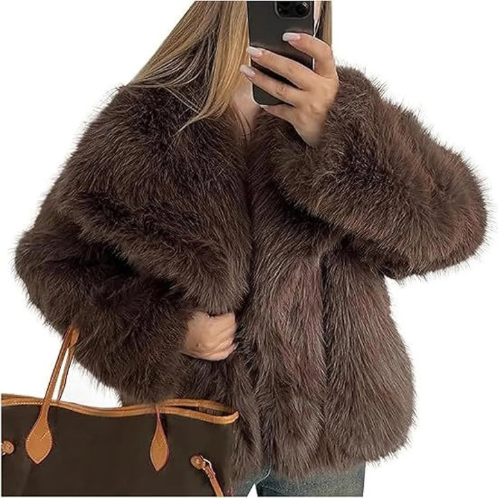 Kurzer Damen-Mantel in Felloptik – Breite moderne Revers