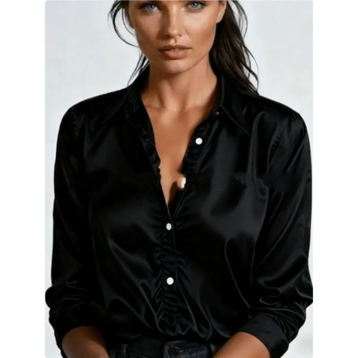 Damebluse i satin med knapper – Let, flydende og silkeagtig pasform