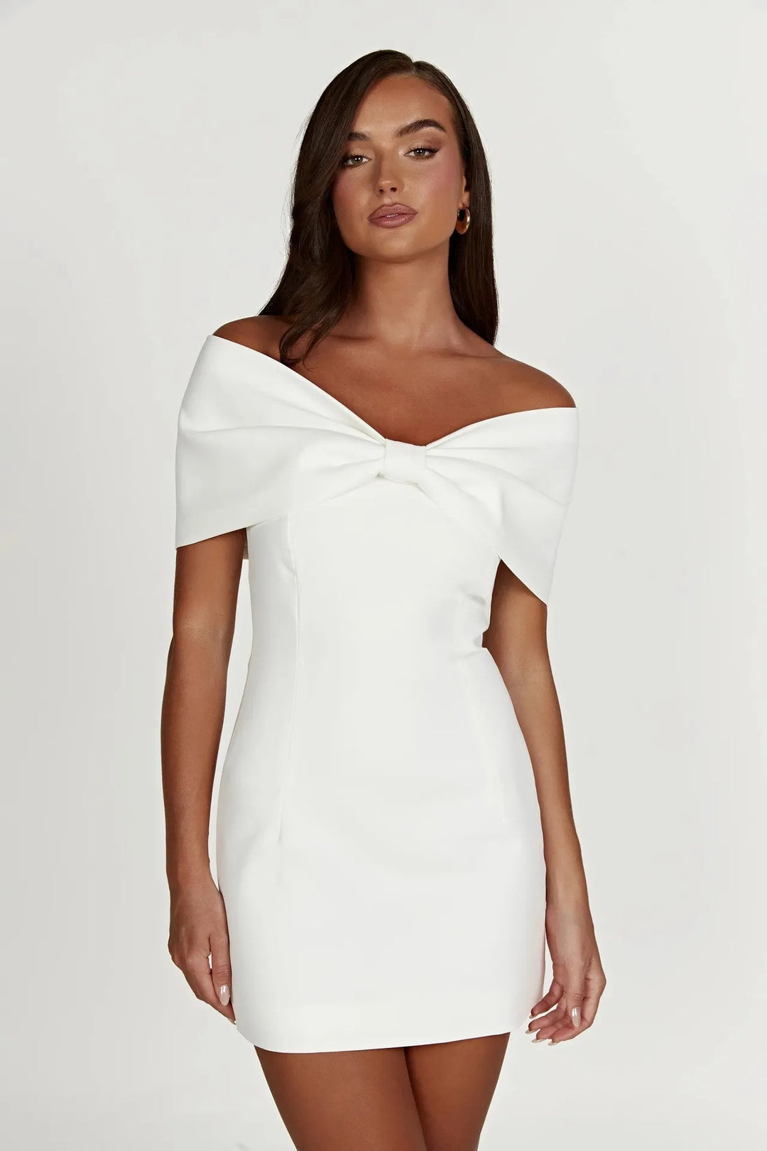 Mini-Kleid für Damen mit freiliegenden Schultern – Vorderknoten und figurbetonte Silhouette