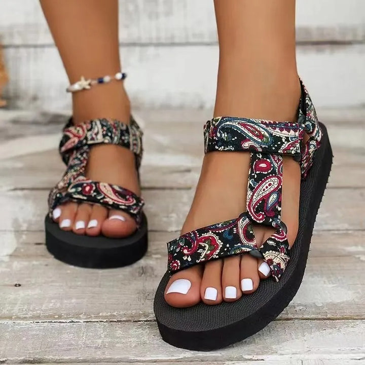Flache Damensandalen – Überkreuzte Riemen aus strukturiertem Stoff, offene Spitze