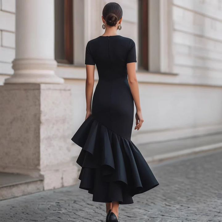 Damenlangkleid mit asymmetrischen Volants – elegante und figurbetonte Silhouette