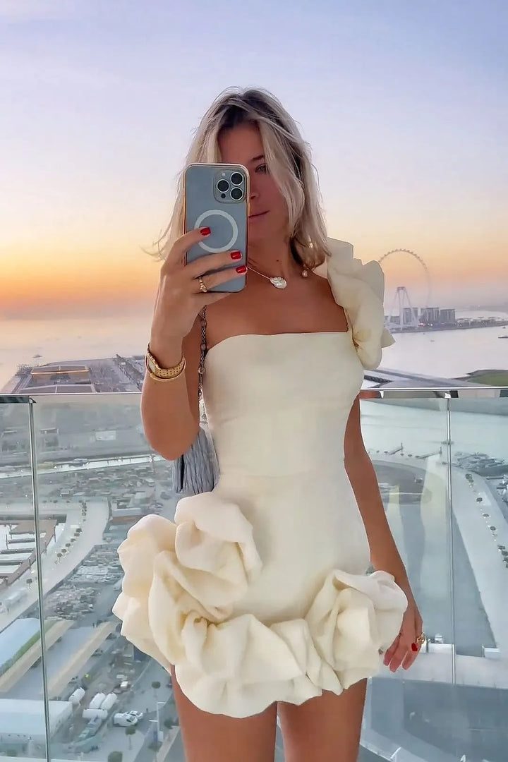 Mini abito da donna con volant – Taglio aderente e silhouette femminile