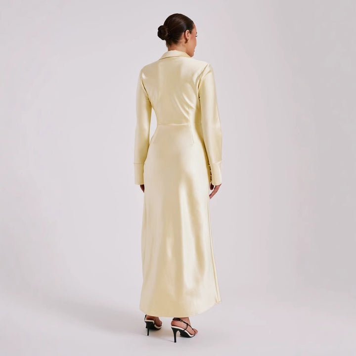 Abito da donna in raso a maniche lunghe – Spacco e elegante