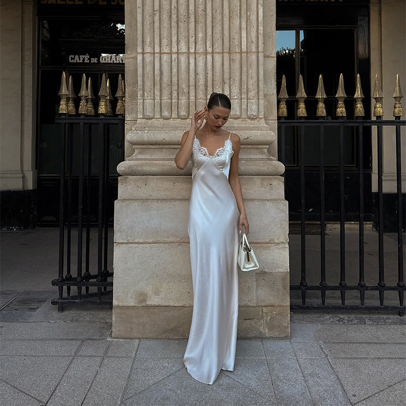 Langes Damenkleid – Satinierter Stoff mit floraler Spitze
