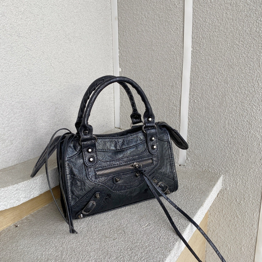Sac Besace Femme à Rivets Vintage – Bandoulière Structurée avec Détail Pompon