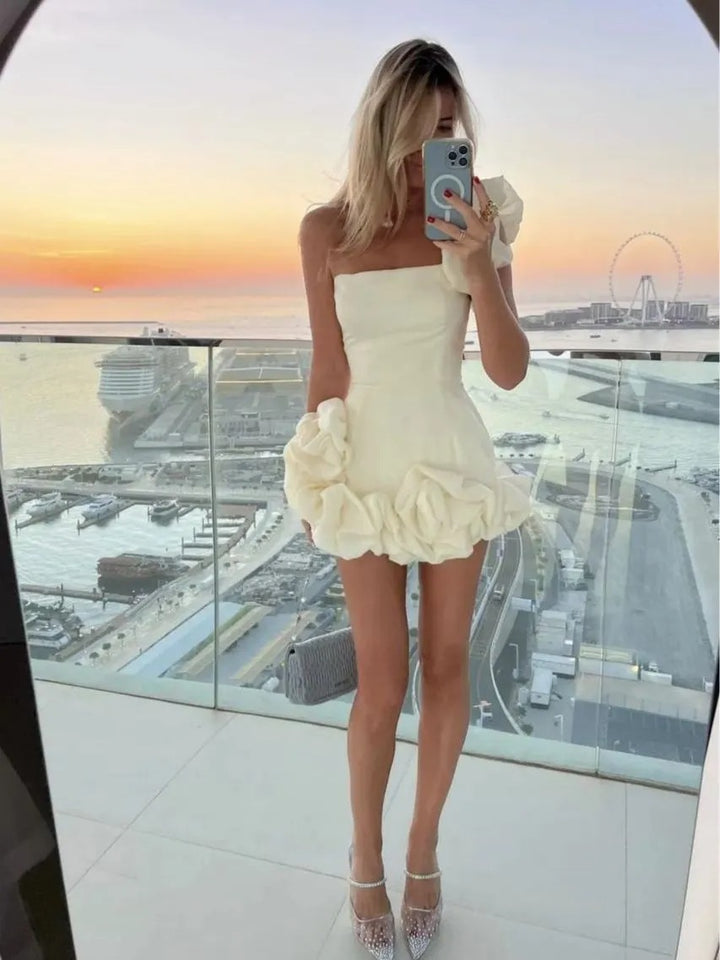 Mini abito da donna con volant – Taglio aderente e silhouette femminile