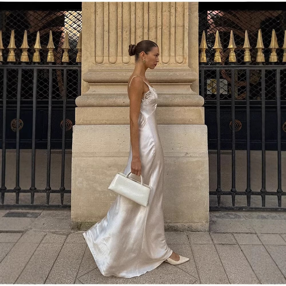 Langes Damenkleid – Satinierter Stoff mit floraler Spitze