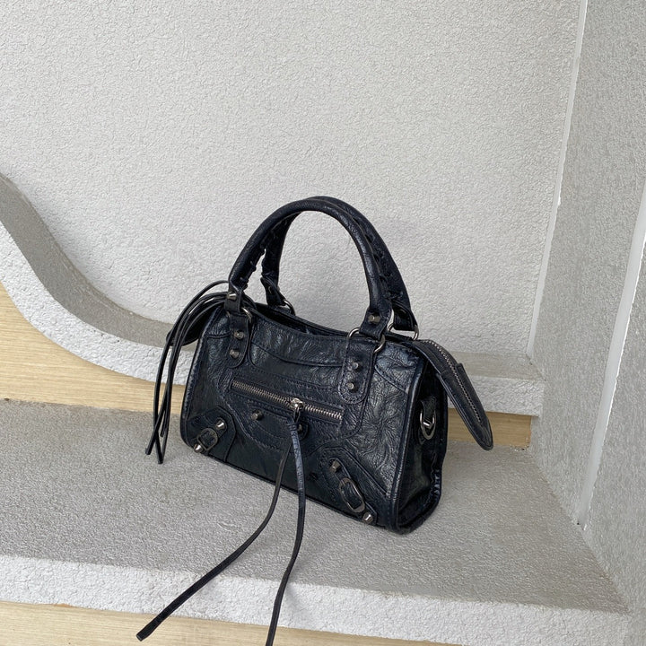 Sac Besace Femme à Rivets Vintage – Bandoulière Structurée avec Détail Pompon