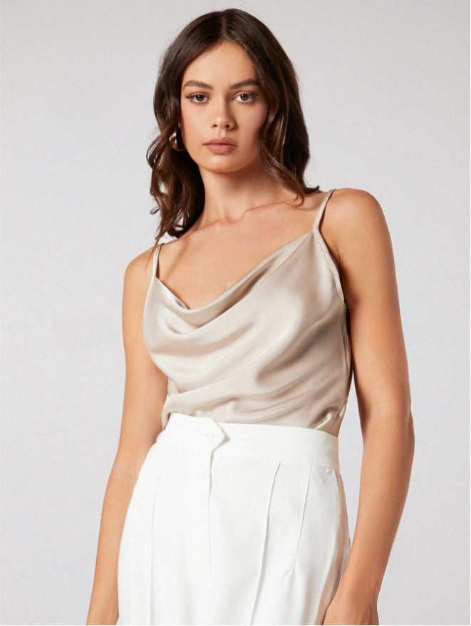 Damen-Caraco mit Wasserfallausschnitt aus Satin – Sanft drapierte, ärmellose Silhouette
