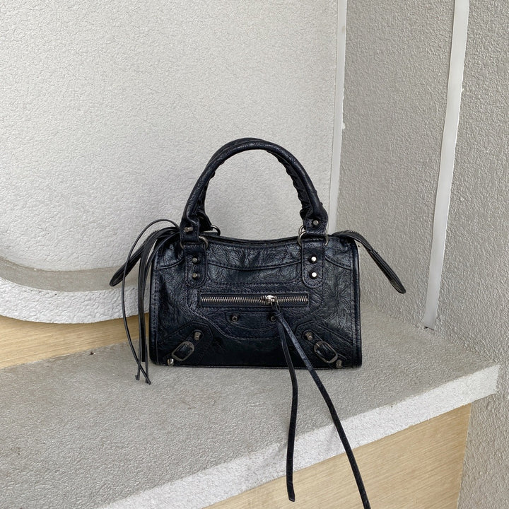Sac Besace Femme à Rivets Vintage – Bandoulière Structurée avec Détail Pompon