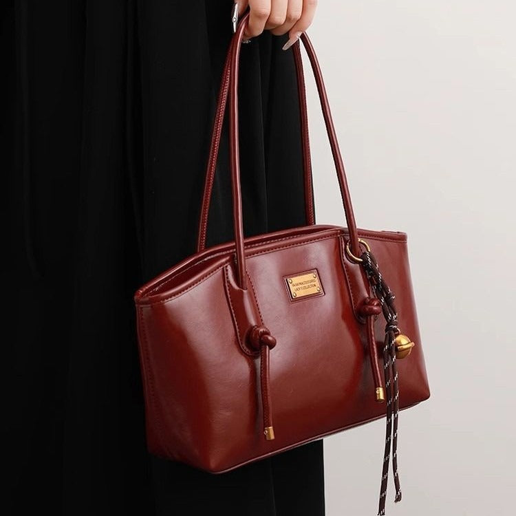 Große Damen-Shopper-Tasche – Strukturierter, glänzender Stoff mit Anhänger