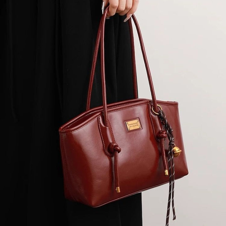 Große Damen-Shopper-Tasche – Strukturierter, glänzender Stoff mit Anhänger