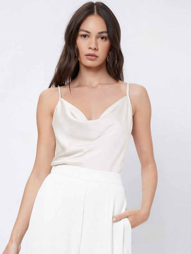 Damen-Caraco mit Wasserfallausschnitt aus Satin – Sanft drapierte, ärmellose Silhouette