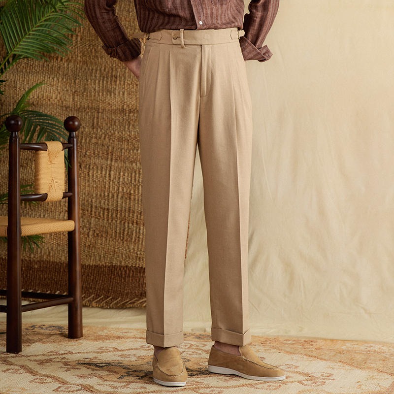 Herrenhose mit hoher Taille, geradem Schnitt und Bügelfalten – leichter, fließender Stoff