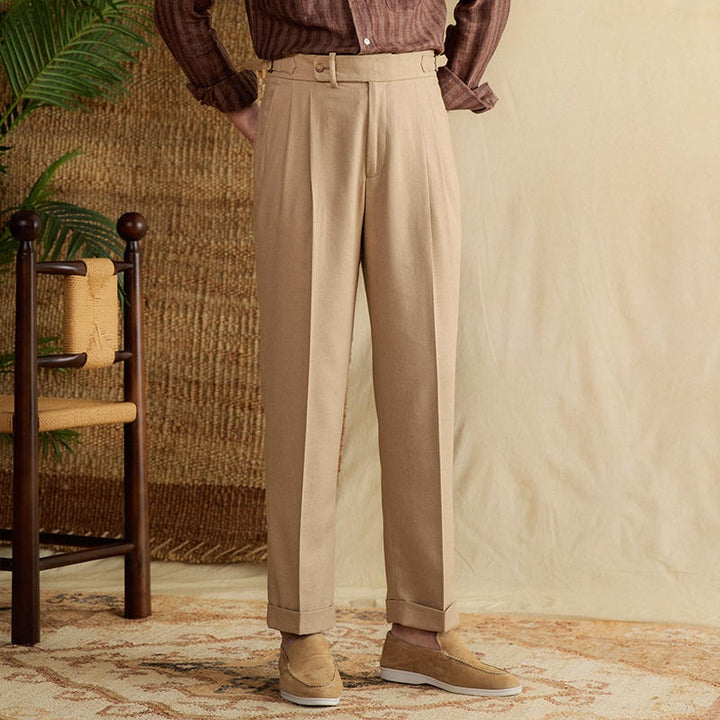 Herrenhose mit hoher Taille, geradem Schnitt und Bügelfalten – leichter, fließender Stoff