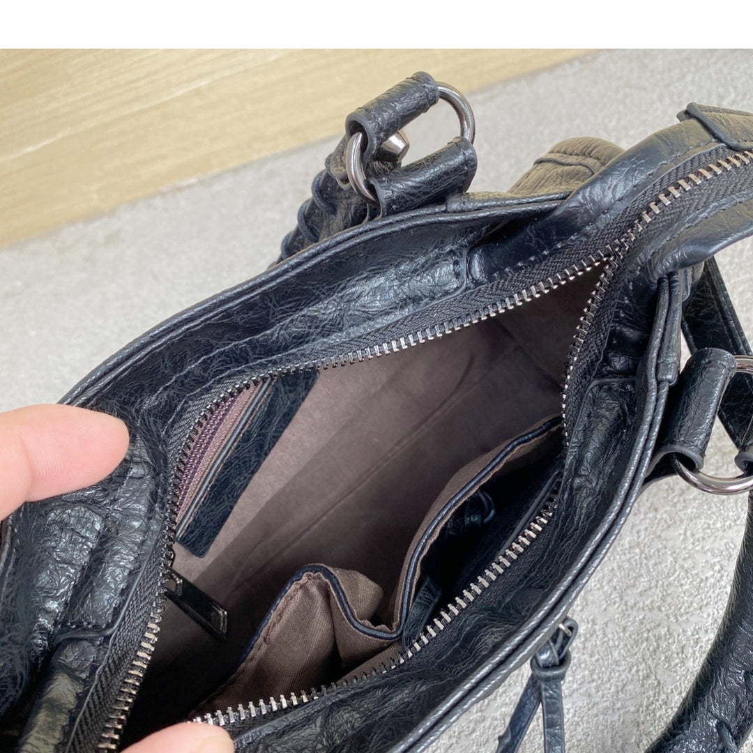 Sac Besace Femme à Rivets Vintage – Bandoulière Structurée avec Détail Pompon
