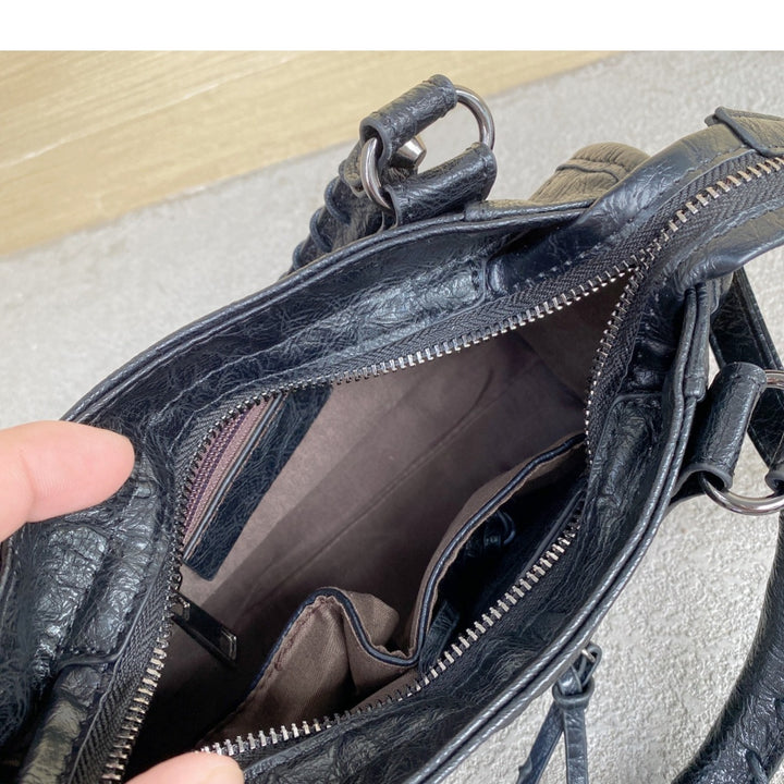 Sac Besace Femme à Rivets Vintage – Bandoulière Structurée avec Détail Pompon