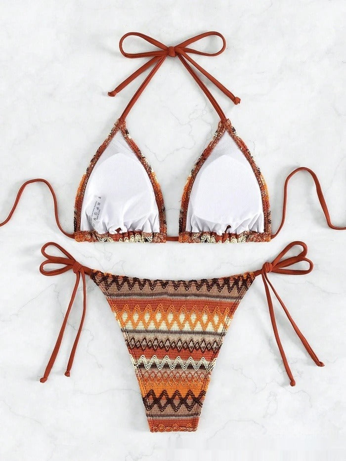 Damen Bikini mit geometrischem Muster – Triangel-Oberteil mit Neckholder und seitlich gebundene Hose