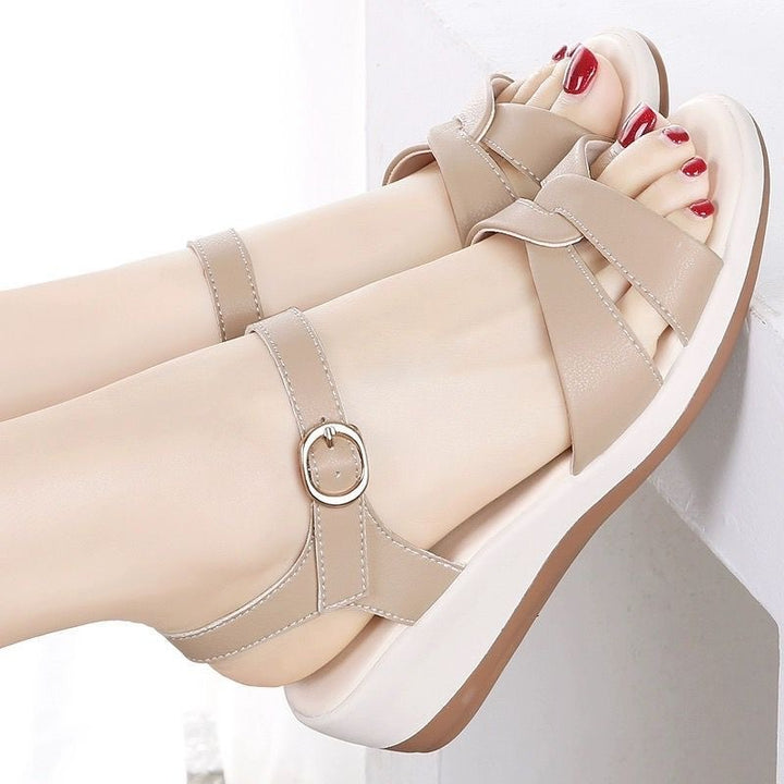 Keilsandalen für Damen – Gekreuzte Riemen und Knöchelriemen mit Schnalle