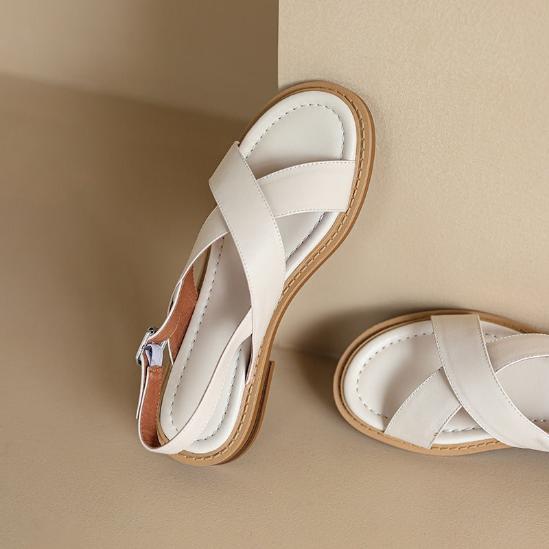 Flache Damensandalen aus echtem Leder – offene Spitze und gekreuzte Riemen