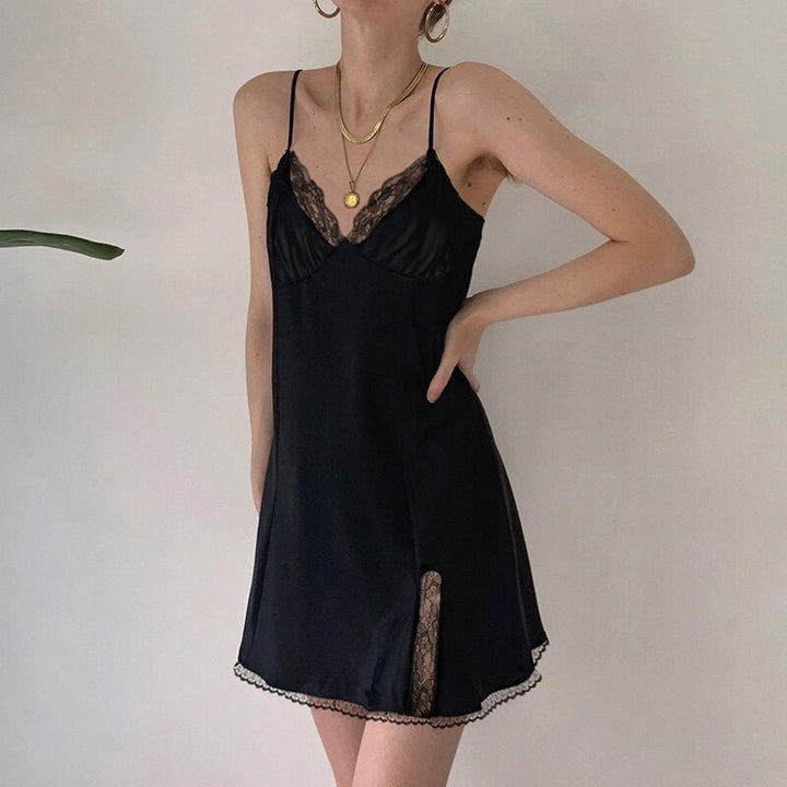 Mini abito da donna in satin – scollo a V con dettaglio in pizzo traforato
