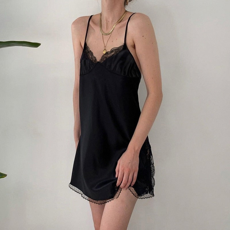Mini abito da donna in satin – scollo a V con dettaglio in pizzo traforato