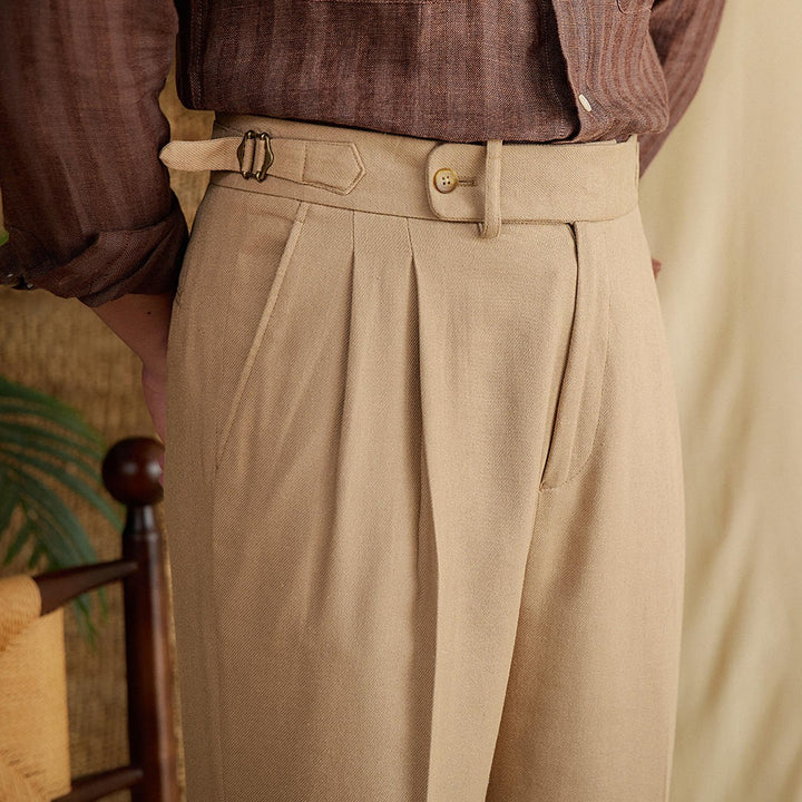 Herrenhose mit hoher Taille, geradem Schnitt und Bügelfalten – leichter, fließender Stoff