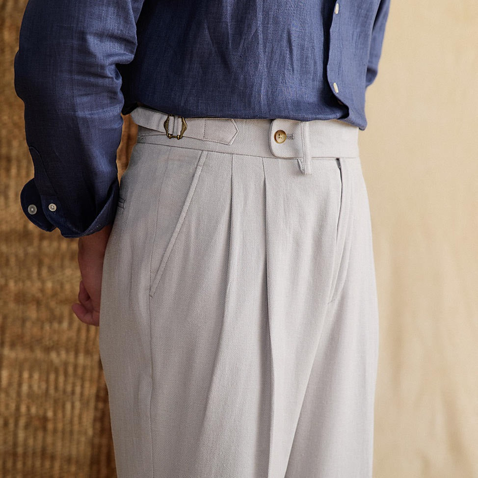 Herrenhose mit hoher Taille, geradem Schnitt und Bügelfalten – leichter, fließender Stoff