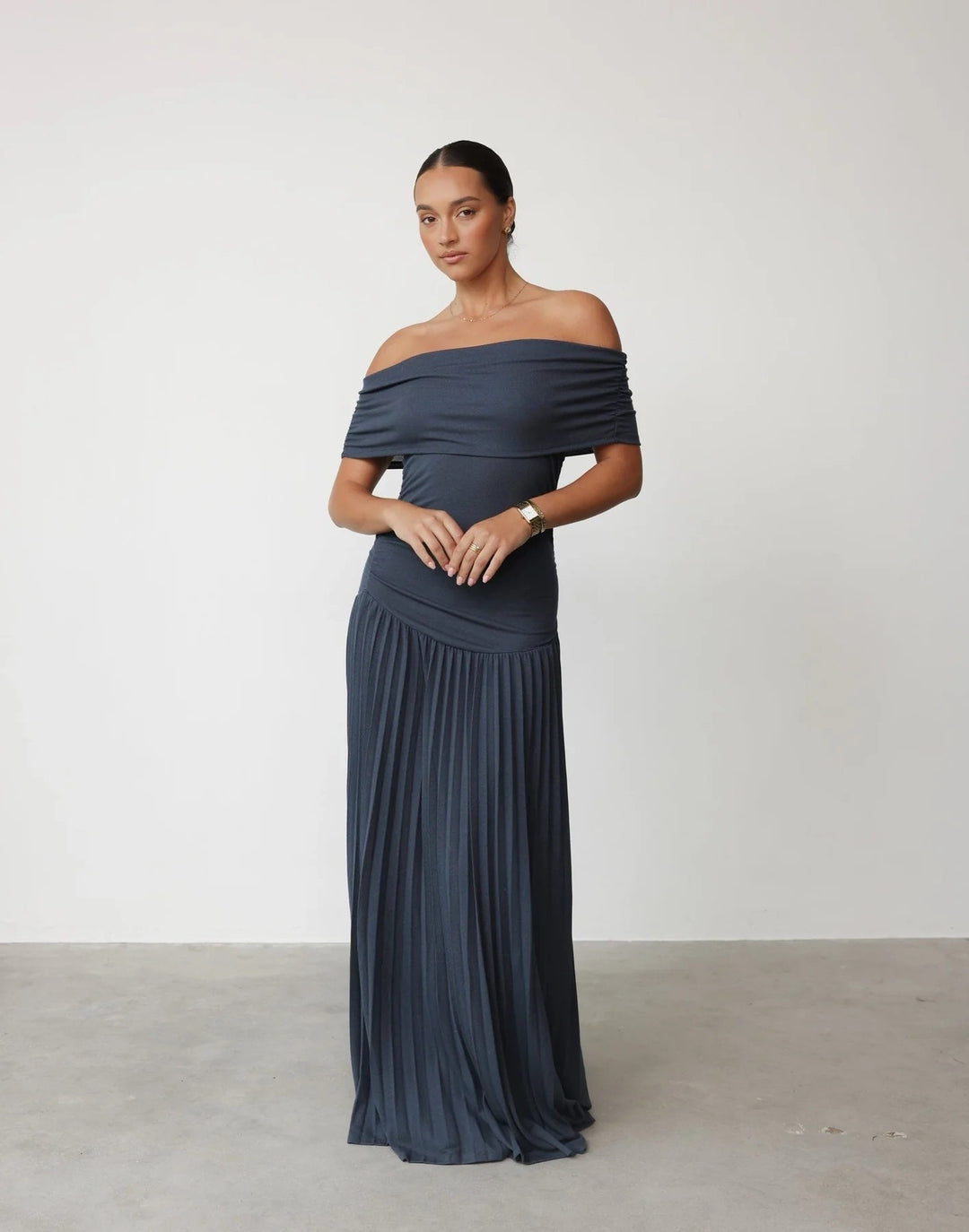Abito Maxi Donna Spalle Scoperte Plissettato – Taglio Fluido e Versatile