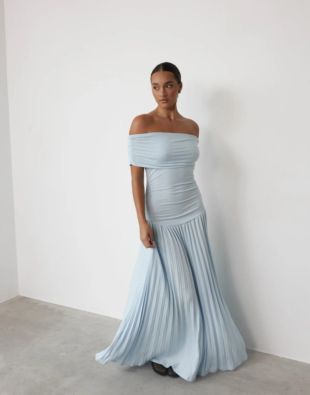Abito Maxi Donna Spalle Scoperte Plissettato – Taglio Fluido e Versatile