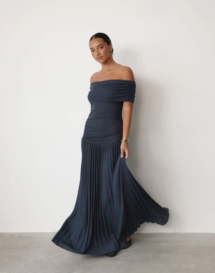 Abito Maxi Donna Spalle Scoperte Plissettato – Taglio Fluido e Versatile