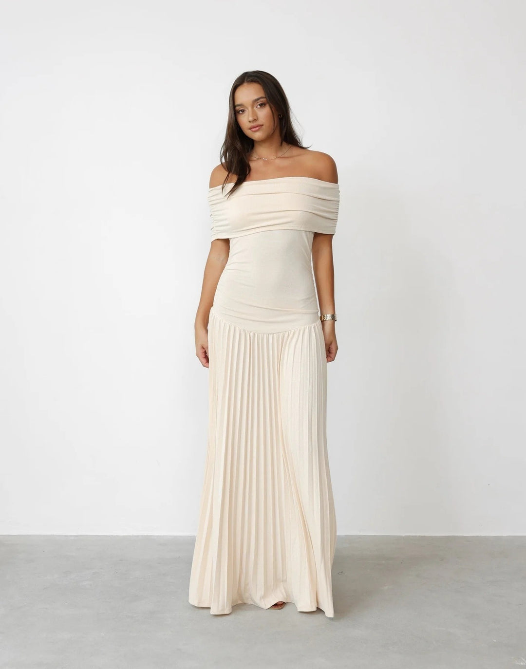 Abito Maxi Donna Spalle Scoperte Plissettato – Taglio Fluido e Versatile