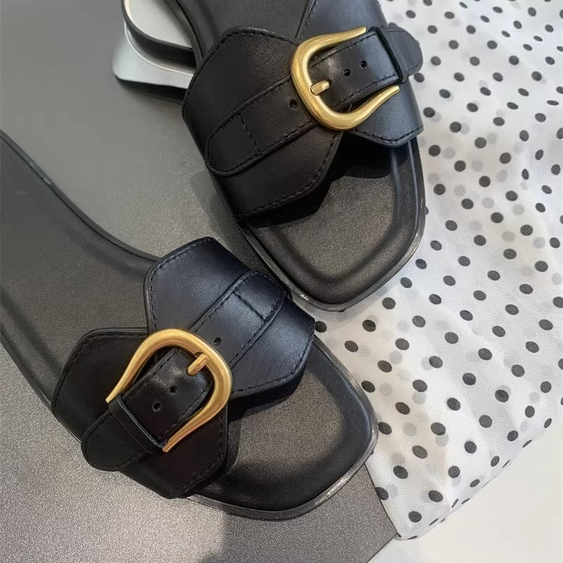 Flache Damensandalen – Quadratische Spitze, Überkreuzte Riemen und Übergroße Schnalle