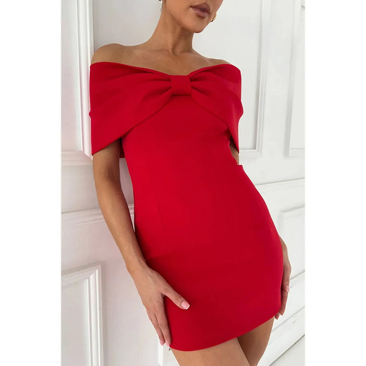 Mini-Kleid für Damen mit freiliegenden Schultern – Vorderknoten und figurbetonte Silhouette