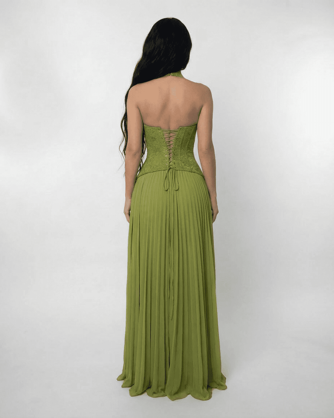 Abito lungo donna con collo a halter – schiena con corsetto allacciato e gonna plissettata