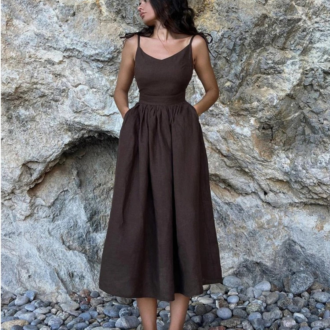 Weiches langes Damenkleid – trapezförmiger Schnitt, ärmellos mit offenem Rücken