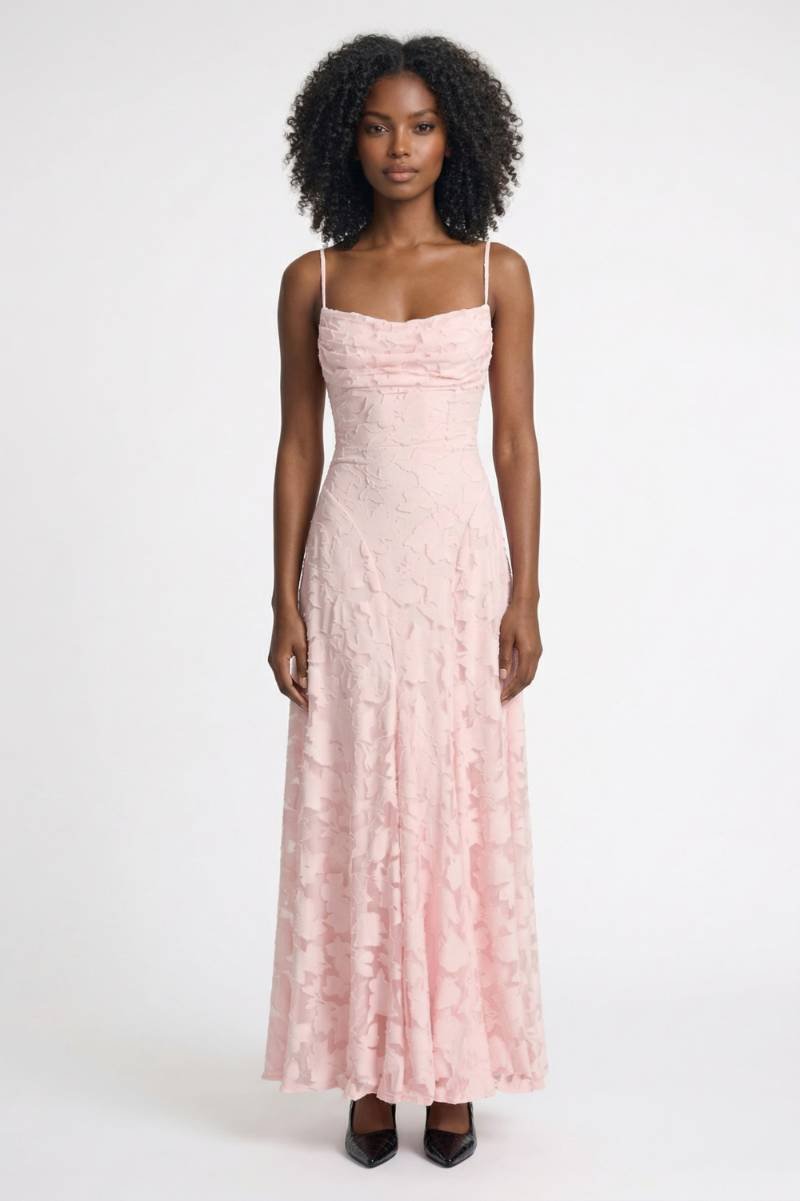 Abito lungo da donna con pizzo – silhouette fluida e romantica