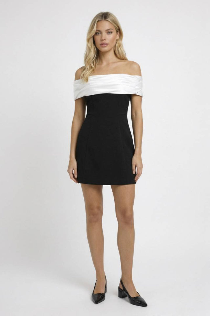 Robe Mini Femme Épaules Dénudées – Coupe Moulante avec Détail Contrasté