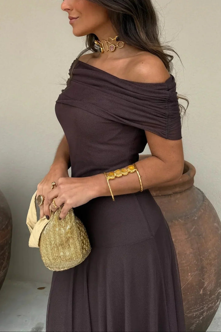 Langes Damenkleid mit freiliegenden Schultern – gerafftes Bustier und durchscheinender Rock