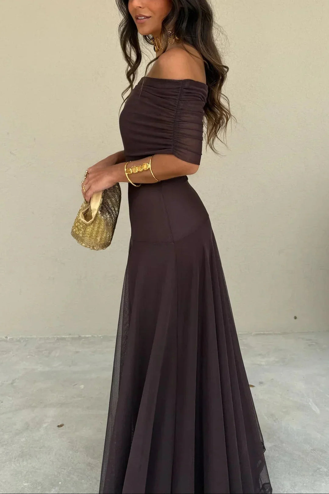 Langes Damenkleid mit freiliegenden Schultern – gerafftes Bustier und durchscheinender Rock