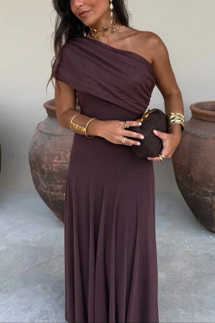 Langes Damenkleid mit freiliegenden Schultern – gerafftes Bustier und durchscheinender Rock