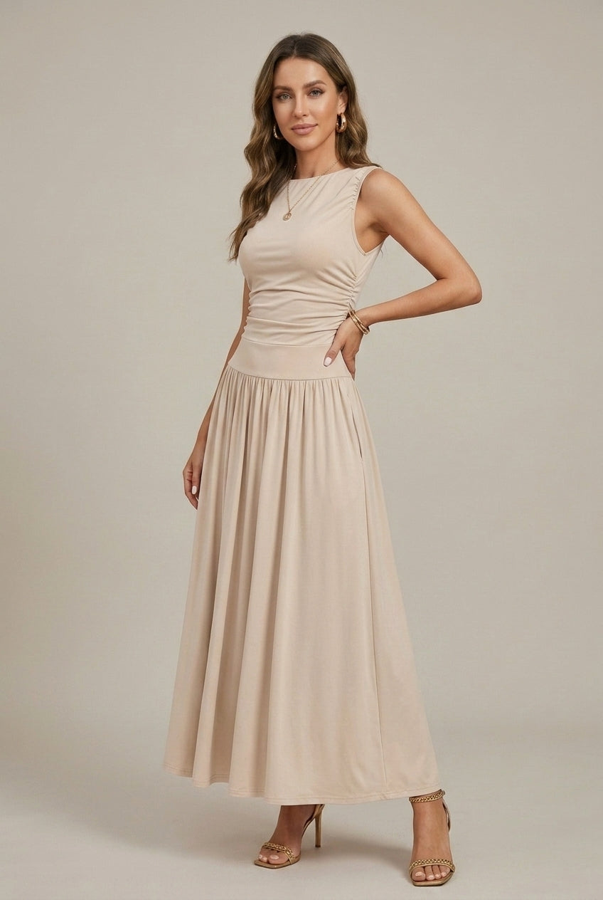 Ärmelloses langes Damenkleid – geraffte Taille und weiter Rock