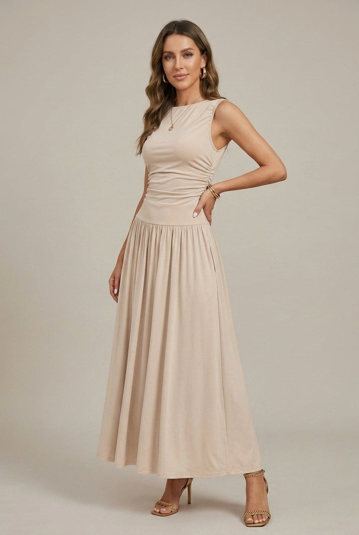 Ärmelloses langes Damenkleid – geraffte Taille und weiter Rock