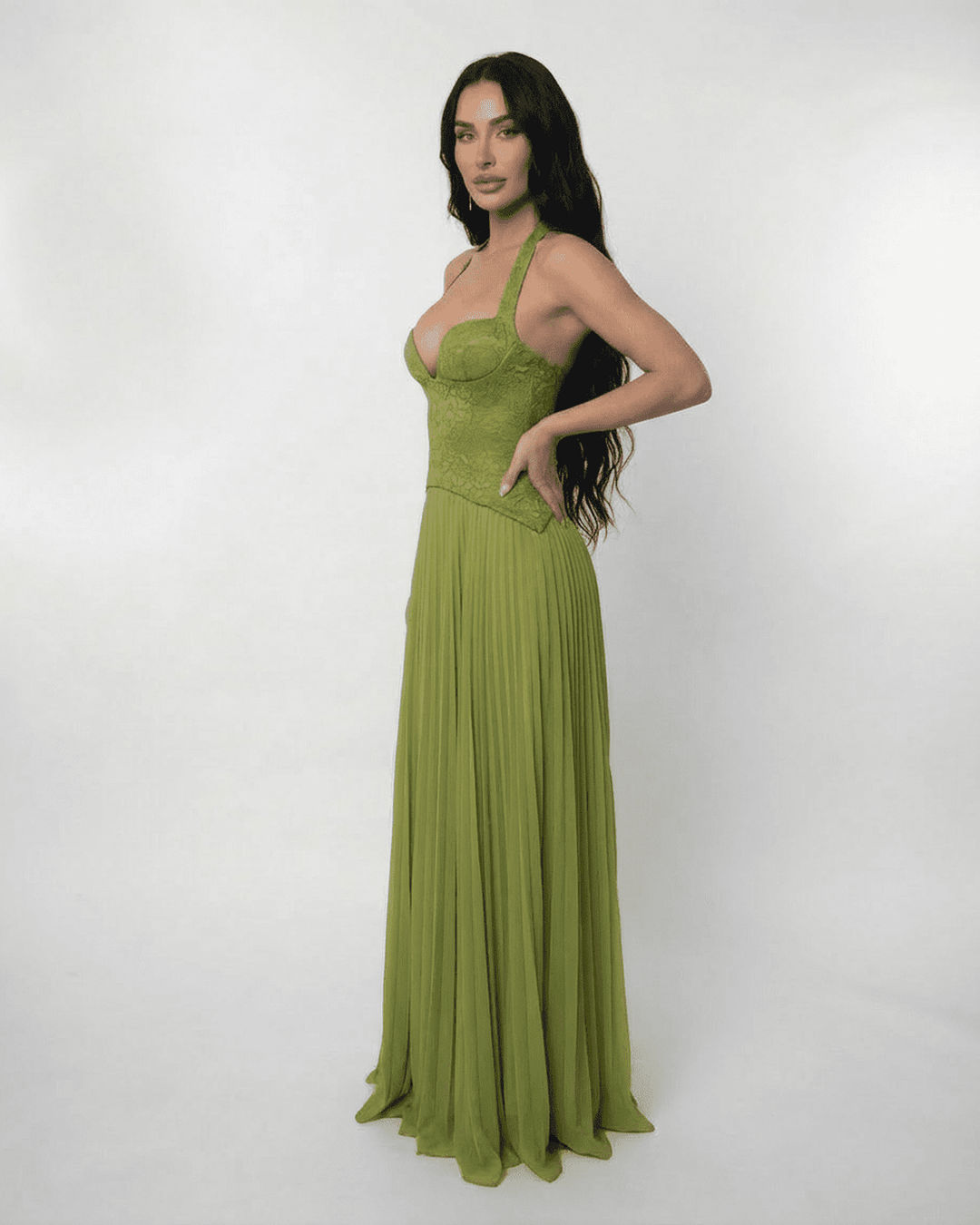 Abito lungo donna con collo a halter – schiena con corsetto allacciato e gonna plissettata